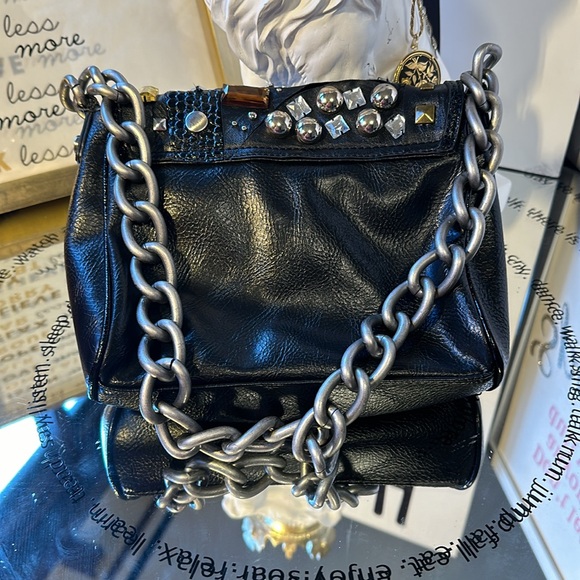 Simple Vera black studded crossbody with chunky chain. - Picture 3 of 7